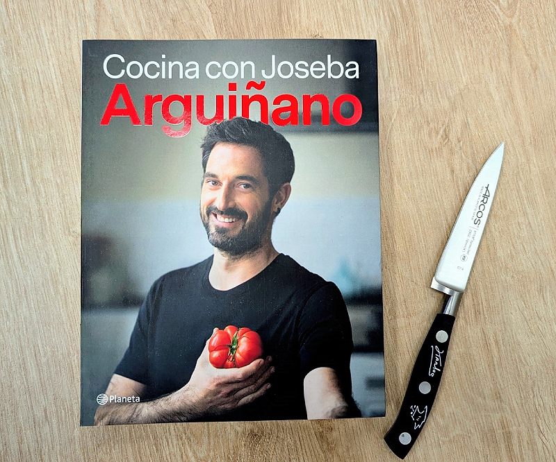 Libro Cocina con Joseba Arguiñano y cuchillo puntilla con la firma de Karlos Arguiñano